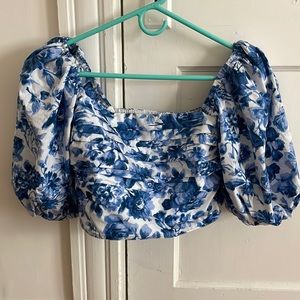 Abercrombie floral puffy crop top. Perfect spring look!